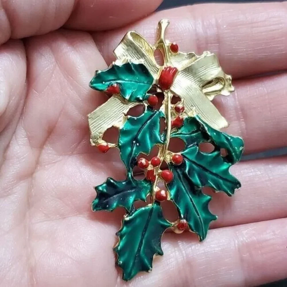 Vintage gold tone holiday holly brooch